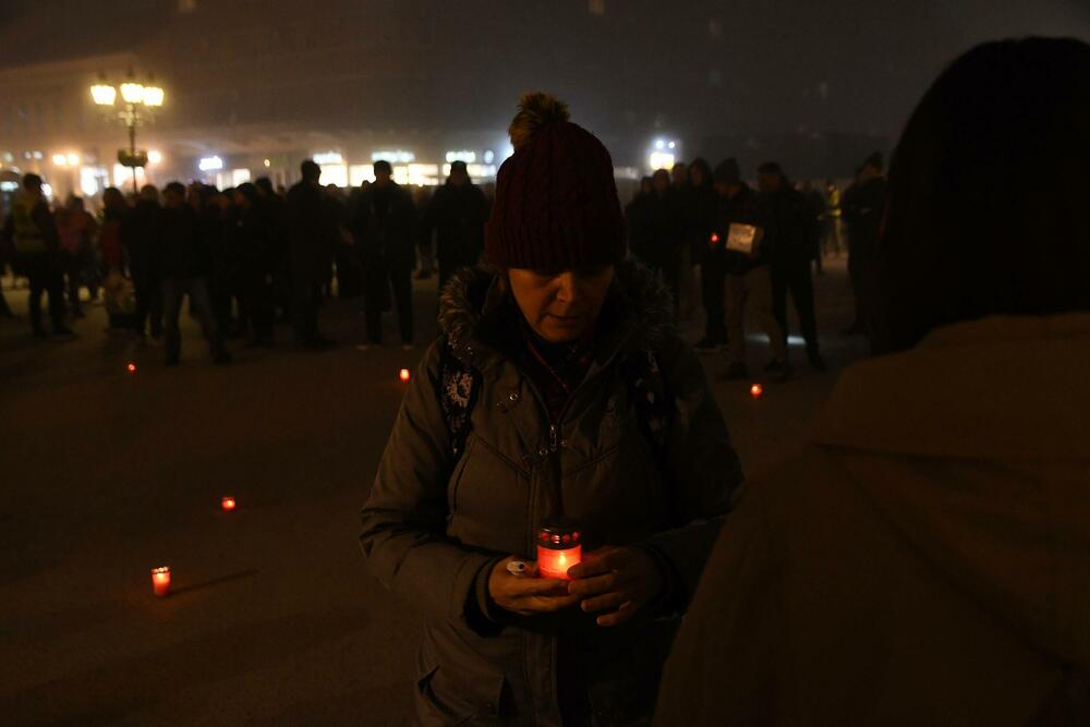 <p>Veliki broj građana je strpljivo i u tišini prilazio mjestu tragedije i palio svijeće</p>