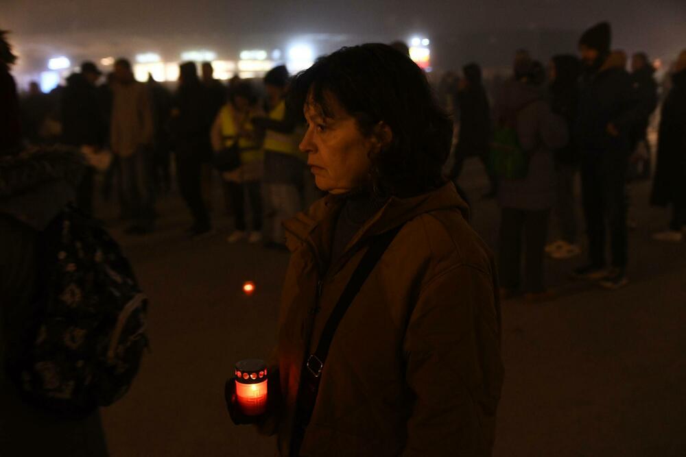 <p>Veliki broj građana je strpljivo i u tišini prilazio mjestu tragedije i palio svijeće</p>