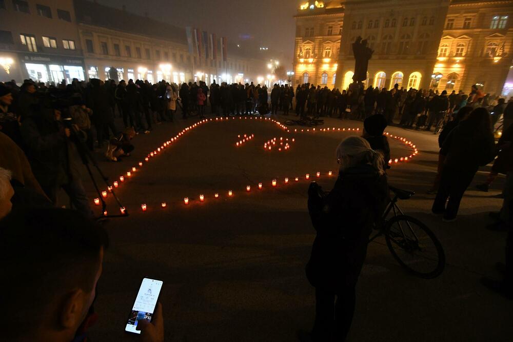 <p>Veliki broj građana je strpljivo i u tišini prilazio mjestu tragedije i palio svijeće</p>