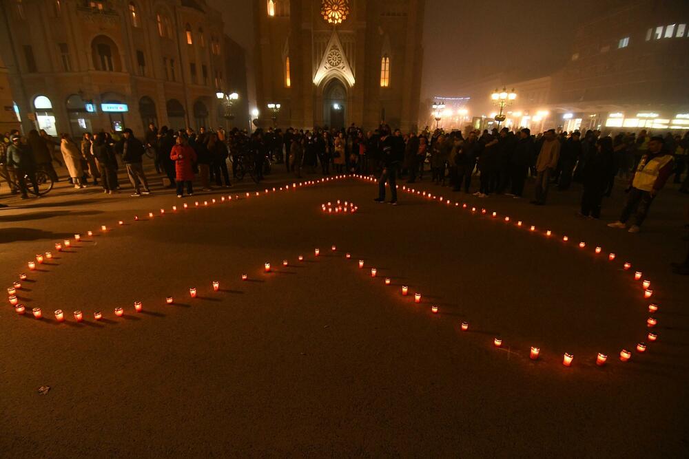 <p>Veliki broj građana je strpljivo i u tišini prilazio mjestu tragedije i palio svijeće</p>