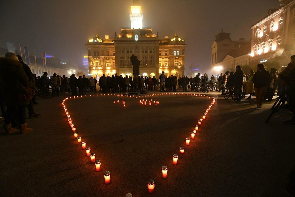 <p>Veliki broj građana je strpljivo i u tišini prilazio mjestu tragedije i palio svijeće</p>