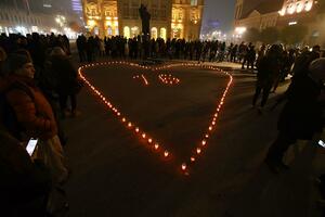 Srce od lampiona na trgu, odata pošta kod Željezničke stanice u...