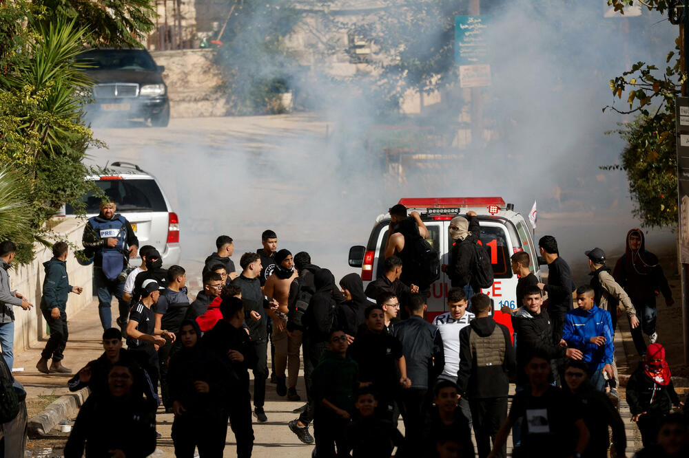 Palestinci stoje na putu, dok izraelski vojnici učestvuju u operaciji u Ramali, na okupiranoj Zapadnoj obali (Ilustracija), Foto: Reuters