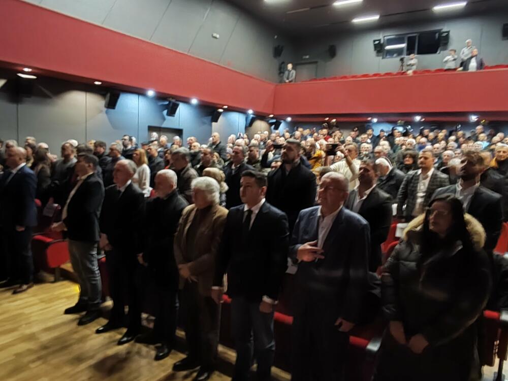 <p>Predsjednik Opštine Pljevlja Dario Vraneš, govor je okončao riječima: "Neka bude Amin. Bože daj. Dogodine u Prizrenu"</p>  <p>Iako je bio najavljen, svečanosti nije prisustvovao član Srpske akademije nauka i umjetnosti (SANU), akademik Matija Bećković. Njegovo pismo pročitao je voditelj programa Dragan Alorić</p>  <p>Skup je blagoslovio vladika Mileševske eparhije Atanasije </p>  <p>Svečanost je počela izvođenjem himni "Onamo, namo" i "Bože pravde"</p>