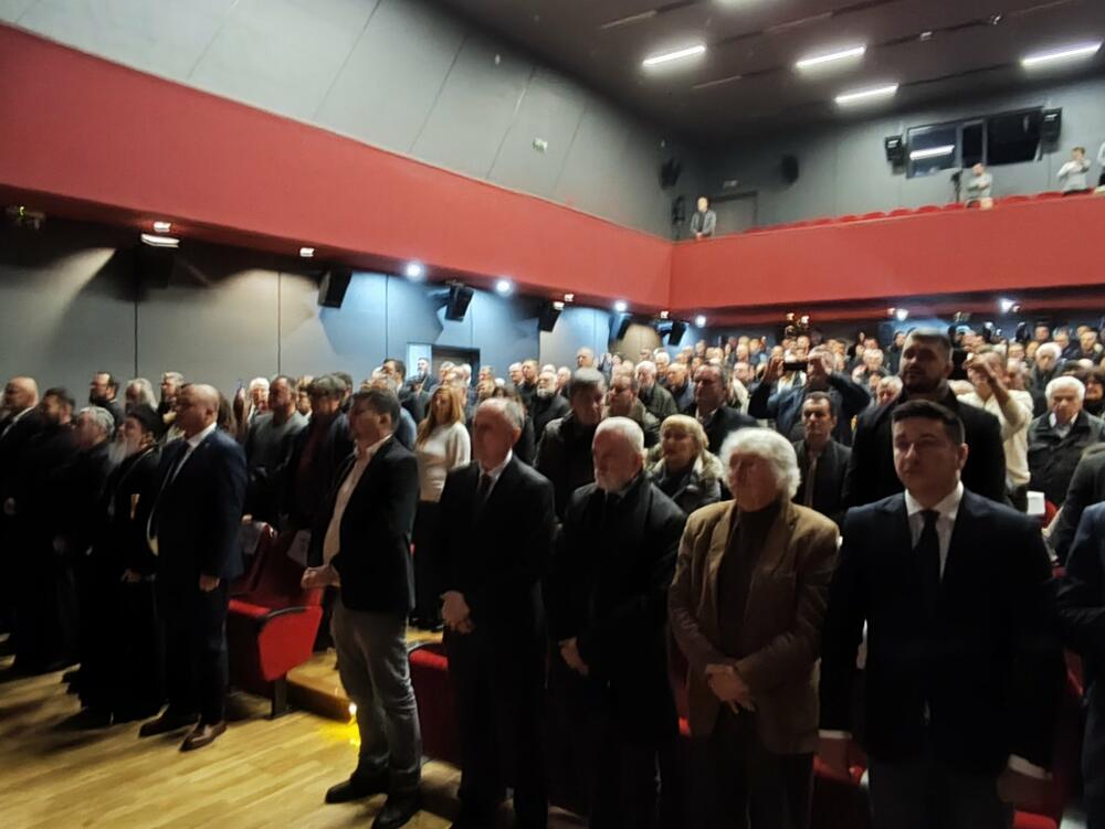 <p>Predsjednik Opštine Pljevlja Dario Vraneš, govor je okončao riječima: "Neka bude Amin. Bože daj. Dogodine u Prizrenu"</p>  <p>Iako je bio najavljen, svečanosti nije prisustvovao član Srpske akademije nauka i umjetnosti (SANU), akademik Matija Bećković. Njegovo pismo pročitao je voditelj programa Dragan Alorić</p>  <p>Skup je blagoslovio vladika Mileševske eparhije Atanasije </p>  <p>Svečanost je počela izvođenjem himni "Onamo, namo" i "Bože pravde"</p>