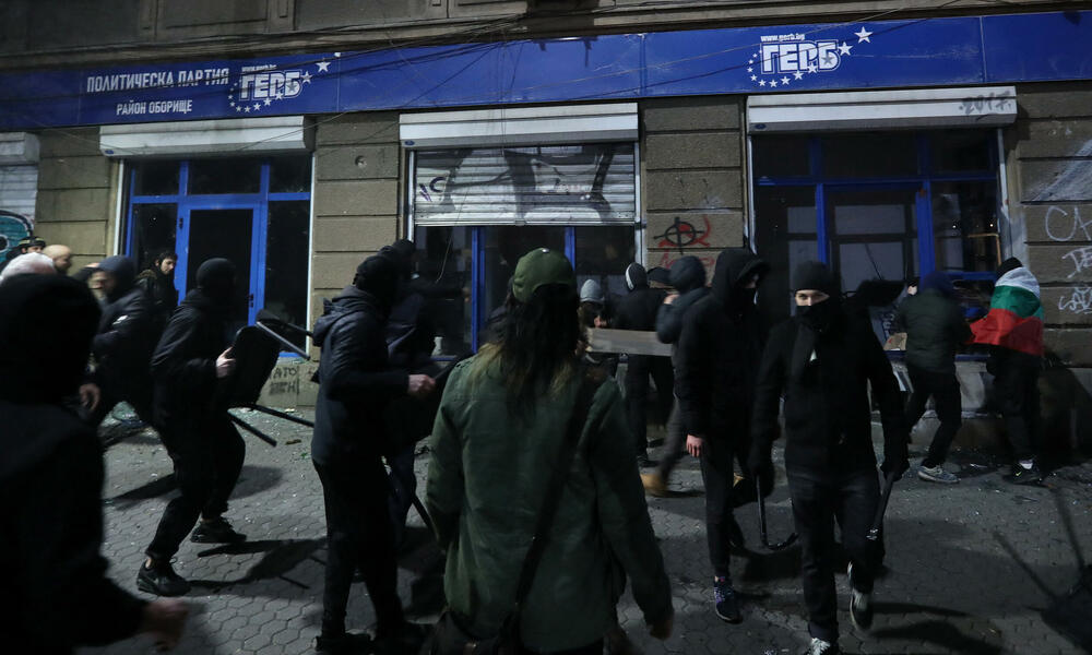 <p>Demonstranti zahtijevaju da se budžet povuče, jer značajno povećava plate državne uprave, Ministarstva unutrašnjih poslova, vojske i pravosuđa, a istovremeno opterećuje privatni sektor višim doprinosima za socijalno osiguranje i dvostrukim porezom na dividende</p>