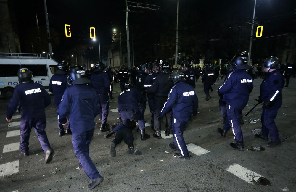 <p>Demonstranti zahtijevaju da se budžet povuče, jer značajno povećava plate državne uprave, Ministarstva unutrašnjih poslova, vojske i pravosuđa, a istovremeno opterećuje privatni sektor višim doprinosima za socijalno osiguranje i dvostrukim porezom na dividende</p>