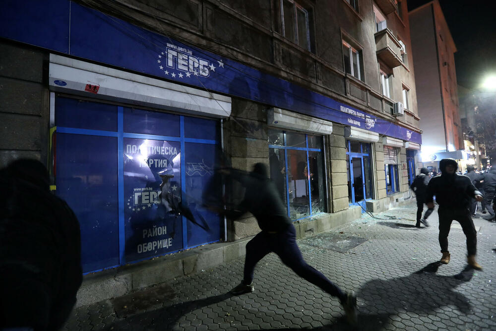 <p>Demonstranti zahtijevaju da se budžet povuče, jer značajno povećava plate državne uprave, Ministarstva unutrašnjih poslova, vojske i pravosuđa, a istovremeno opterećuje privatni sektor višim doprinosima za socijalno osiguranje i dvostrukim porezom na dividende</p>