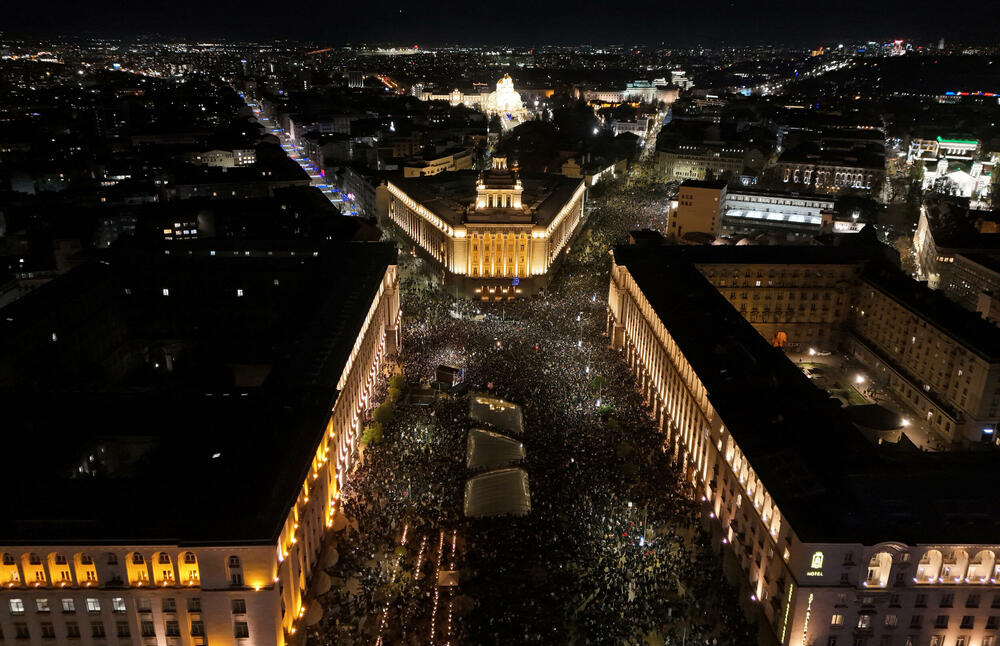 <p>Demonstranti zahtijevaju da se budžet povuče, jer značajno povećava plate državne uprave, Ministarstva unutrašnjih poslova, vojske i pravosuđa, a istovremeno opterećuje privatni sektor višim doprinosima za socijalno osiguranje i dvostrukim porezom na dividende</p>