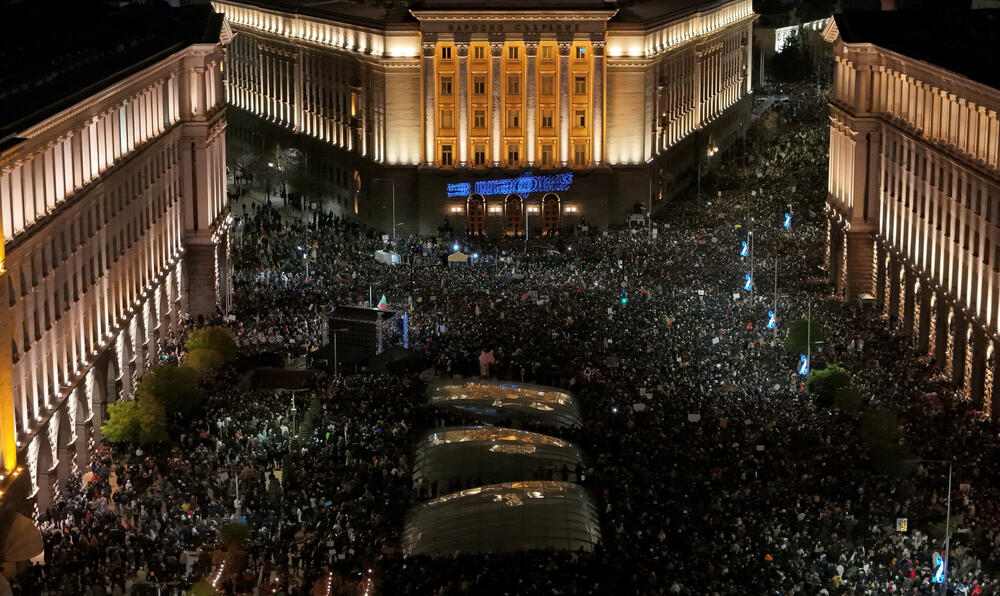 <p>Demonstranti zahtijevaju da se budžet povuče, jer značajno povećava plate državne uprave, Ministarstva unutrašnjih poslova, vojske i pravosuđa, a istovremeno opterećuje privatni sektor višim doprinosima za socijalno osiguranje i dvostrukim porezom na dividende</p>
