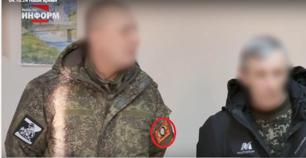 Srpski državljani u regrutnom centru u Hanti-Manijsku sa amblemom Pravoslavne armije na uniformi