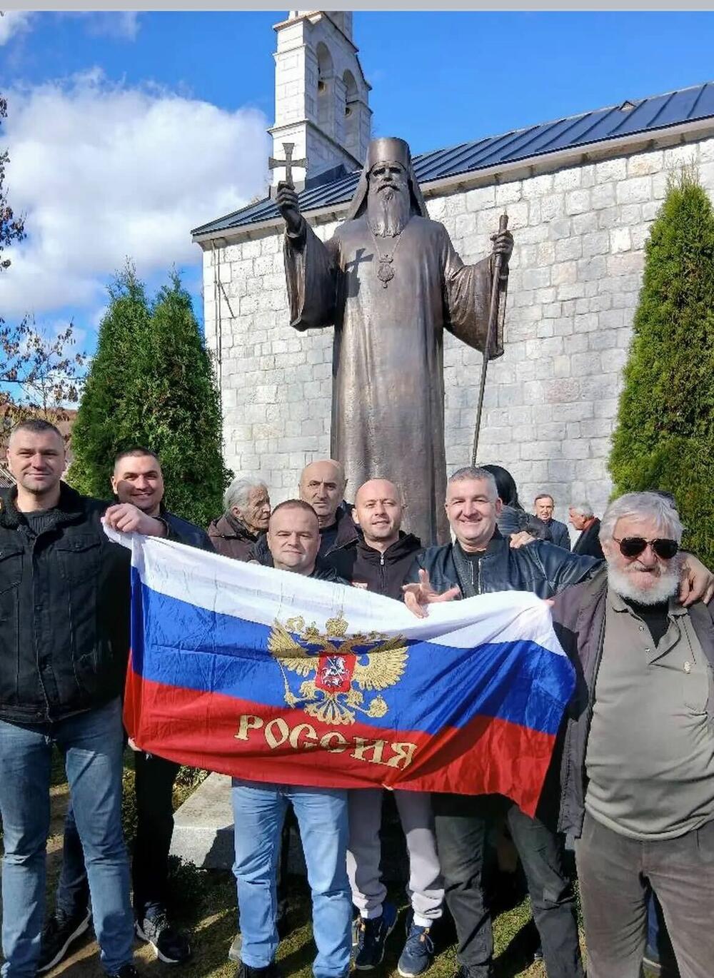 Članovi pravoslavnog bratstva Zavetnici Nikšić na manifestaciji otkrivanja spomenika Amfilohiju Radoviću, oktobar 2025.