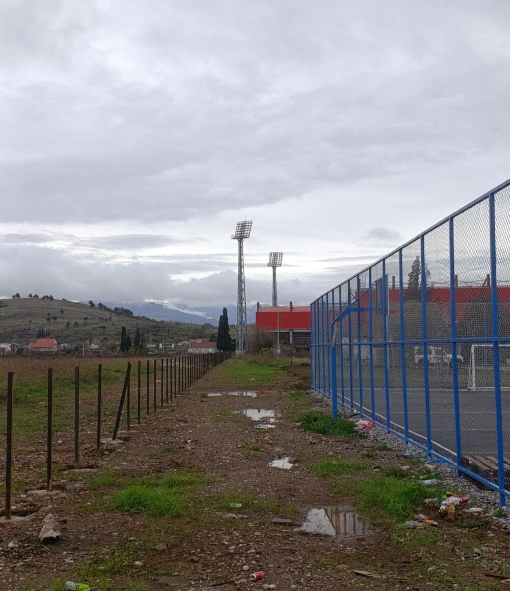 <p>&bdquo;Voda se u velikoj mjeri preusmjerava sporednim kanalima, što doprinosi povećanoj mutnoći", rekao je direktor preduzeća "Vodovod i kanalizacija Podgorica" Aleksandar Nišavić</p>