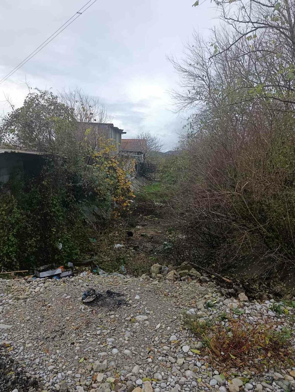 <p>&bdquo;Voda se u velikoj mjeri preusmjerava sporednim kanalima, što doprinosi povećanoj mutnoći", rekao je direktor preduzeća "Vodovod i kanalizacija Podgorica" Aleksandar Nišavić</p>