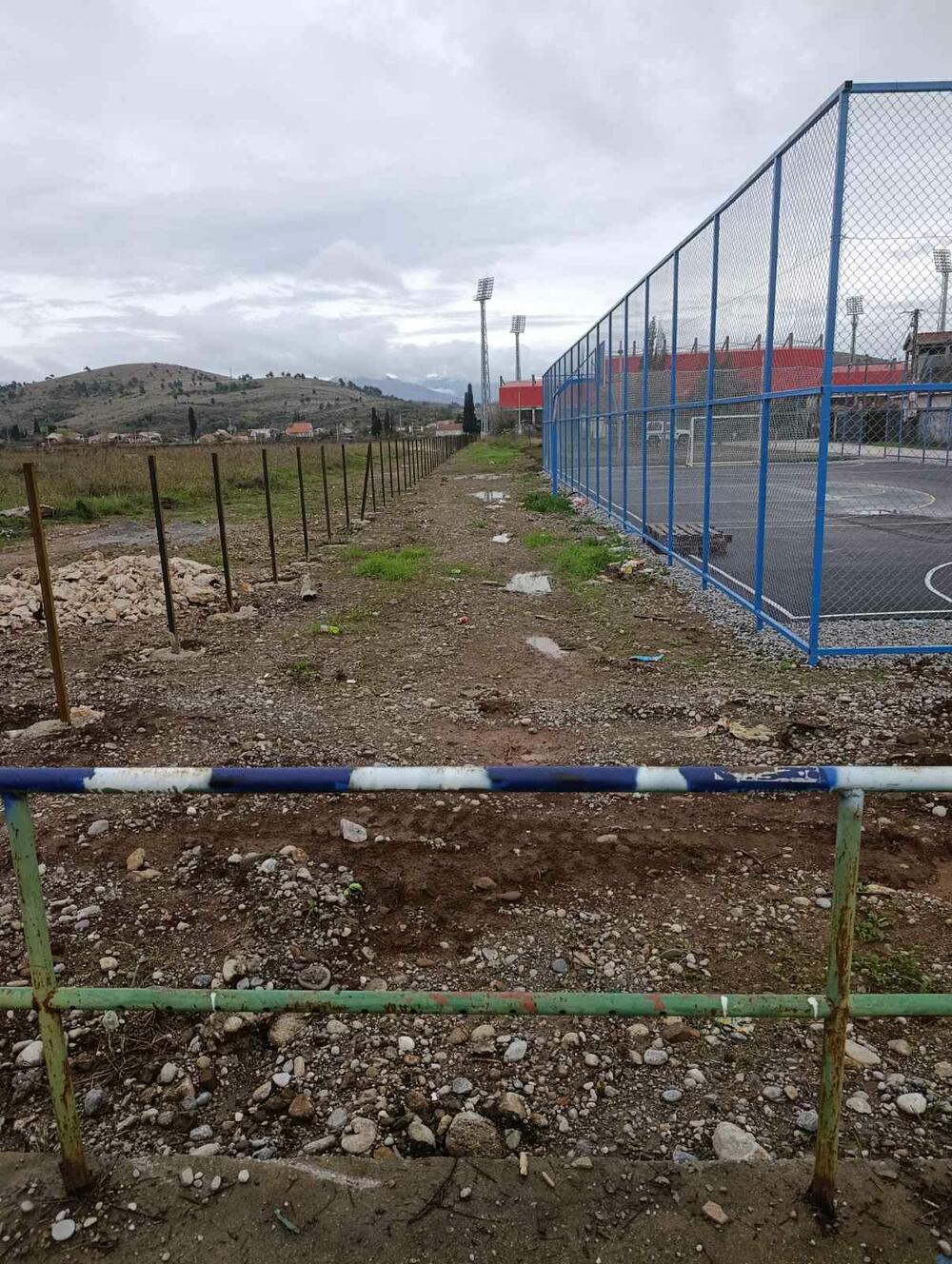 <p>&bdquo;Voda se u velikoj mjeri preusmjerava sporednim kanalima, što doprinosi povećanoj mutnoći", rekao je direktor preduzeća "Vodovod i kanalizacija Podgorica" Aleksandar Nišavić</p>