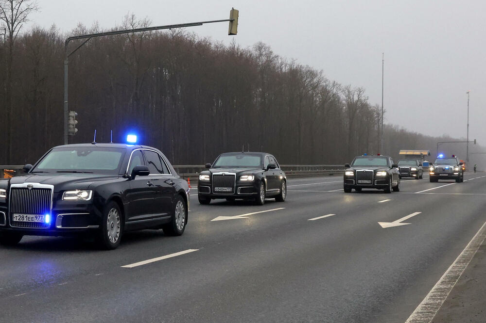Kolona vozila, za koju se navodi da prevozi zvaničnike, Vitkofa i Kušnera, napušta međunarodni aerodrom Vnukovo u Moskvi, Foto: Reuters