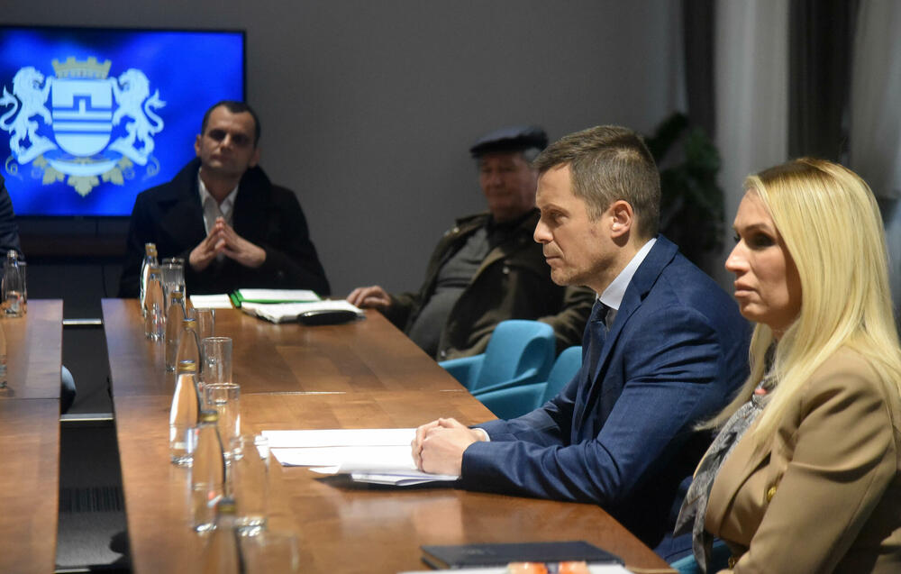 <p>"Jako teška i nezahvalna situacija. Nama je situacija vrlo jasna i komplikovana. Mi izlaza nemamo. Imamo obavezu do 31. decembra sa započnemo izgradnju projekta. Svako izmještanje bi značilo projektovanje nove dokumentacije. Za to je potrebno vrijeme. Svako izmještanje znači promjenu uslova tendera"</p>