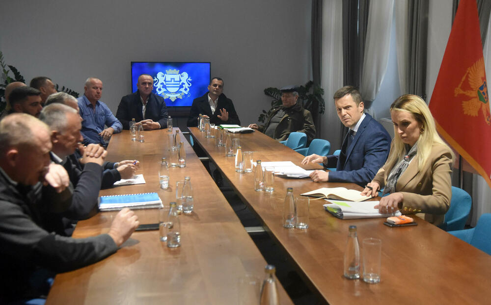 <p>"Jako teška i nezahvalna situacija. Nama je situacija vrlo jasna i komplikovana. Mi izlaza nemamo. Imamo obavezu do 31. decembra sa započnemo izgradnju projekta. Svako izmještanje bi značilo projektovanje nove dokumentacije. Za to je potrebno vrijeme. Svako izmještanje znači promjenu uslova tendera"</p>