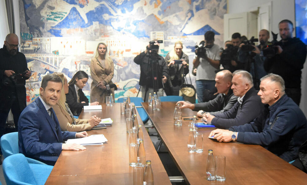 <p>"Jako teška i nezahvalna situacija. Nama je situacija vrlo jasna i komplikovana. Mi izlaza nemamo. Imamo obavezu do 31. decembra sa započnemo izgradnju projekta. Svako izmještanje bi značilo projektovanje nove dokumentacije. Za to je potrebno vrijeme. Svako izmještanje znači promjenu uslova tendera"</p>