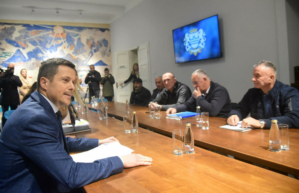 <p>"Jako teška i nezahvalna situacija. Nama je situacija vrlo jasna i komplikovana. Mi izlaza nemamo. Imamo obavezu do 31. decembra sa započnemo izgradnju projekta. Svako izmještanje bi značilo projektovanje nove dokumentacije. Za to je potrebno vrijeme. Svako izmještanje znači promjenu uslova tendera"</p>