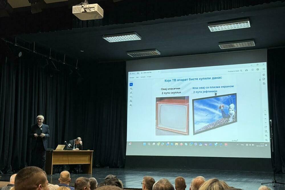 Dr Maksimović na tribini o postrojenju u Botunu, Foto: Nikola Saveljić