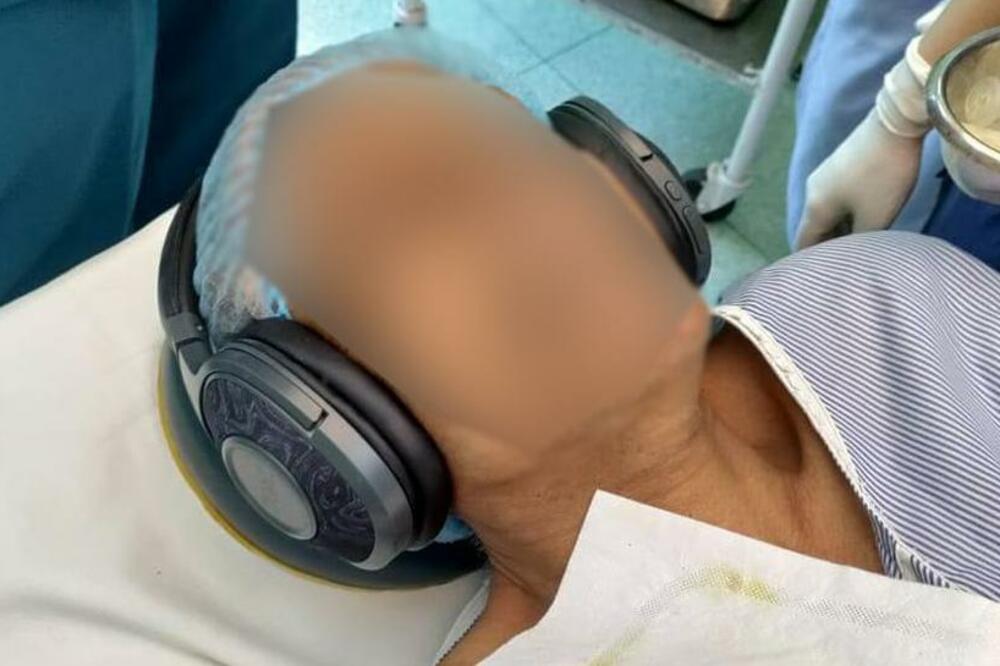 Pacijentkinja sluša muzika tokom operacije u bolnici u Nju Delhiju, Foto: BBC