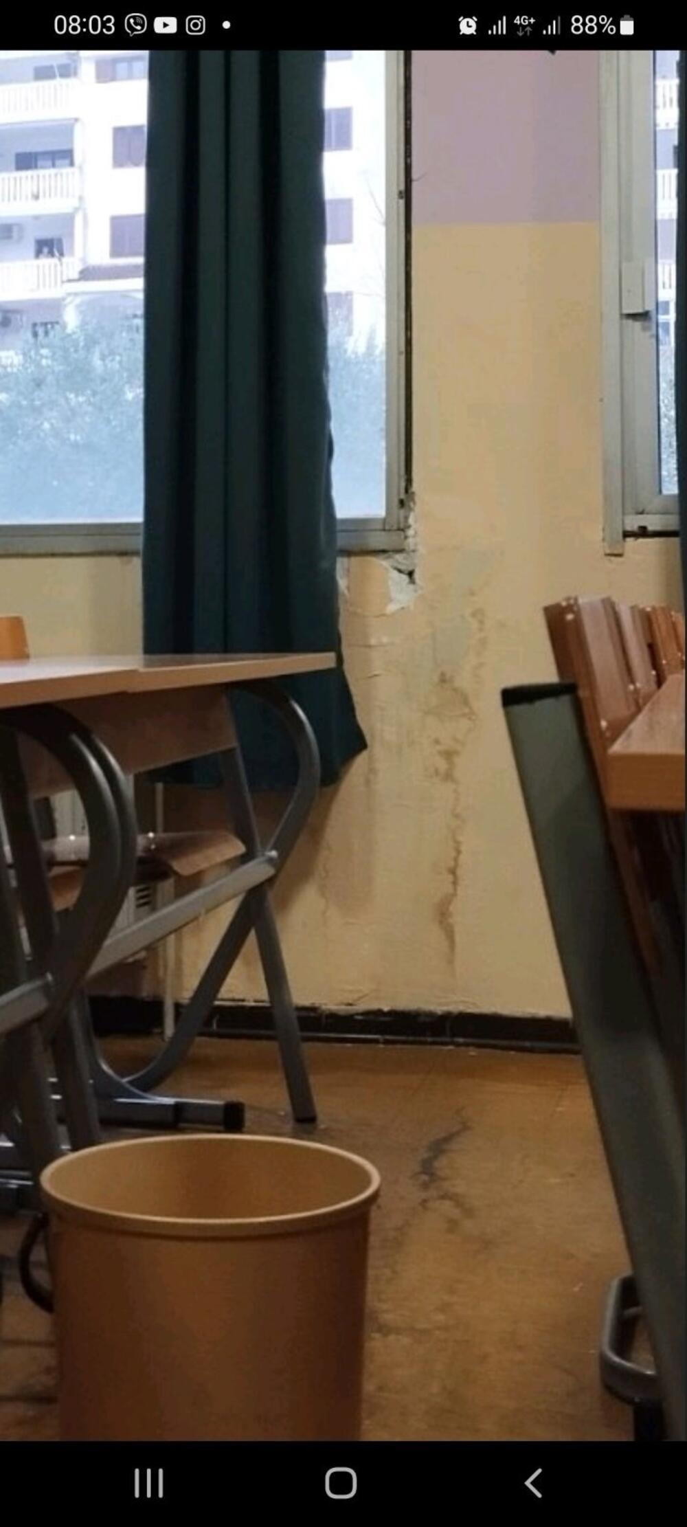 <p>U pojedinim učionicama na posljednjem spratu Gimnazije je stanje alarmantno jer plafon i zidovi su potpuno vlažni</p>