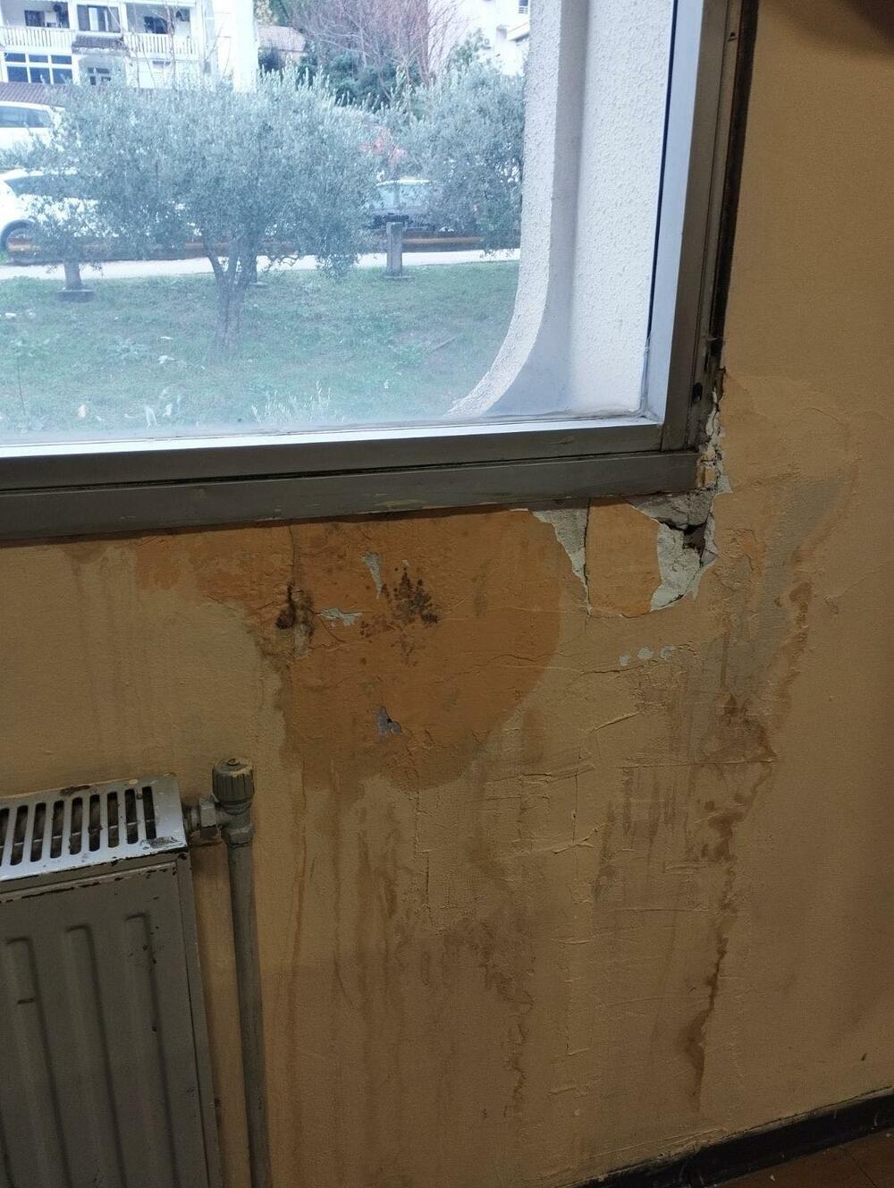 <p>U pojedinim učionicama na posljednjem spratu Gimnazije je stanje alarmantno jer plafon i zidovi su potpuno vlažni</p>