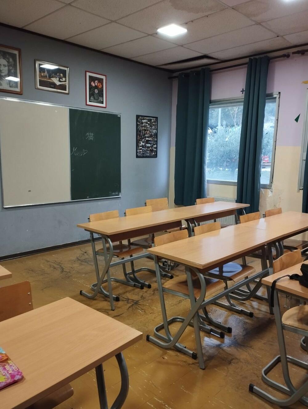 <p>U pojedinim učionicama na posljednjem spratu Gimnazije je stanje alarmantno jer plafon i zidovi su potpuno vlažni</p>