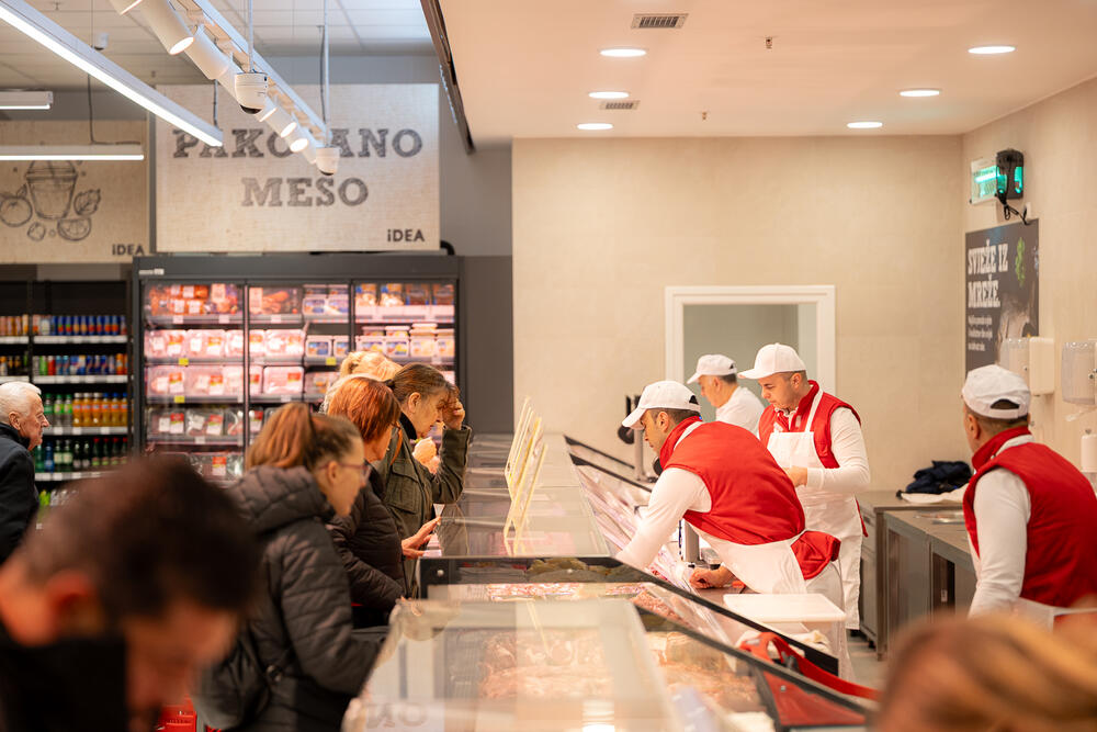 <p>Ako tražite prodavnicu u kojoj možete pronaći sve što vam treba, imamo sjajnu IDE(j)U! Na lokaciji Kava bb, u sklopu autobuske stanice, otvorena je renovirana IDEA sa prostranih 800 m² prodajnog prostora i asortimanom koji će zadovoljiti i najistančanije ukuse.</p>