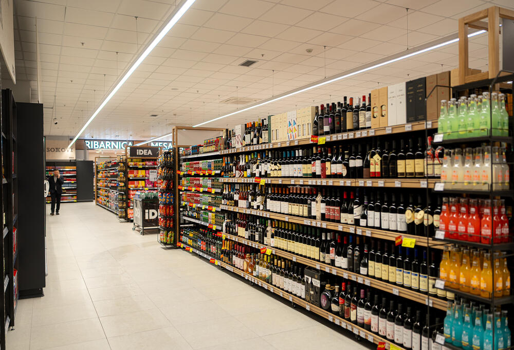 <p>Ako tražite prodavnicu u kojoj možete pronaći sve što vam treba, imamo sjajnu IDE(j)U! Na lokaciji Kava bb, u sklopu autobuske stanice, otvorena je renovirana IDEA sa prostranih 800 m² prodajnog prostora i asortimanom koji će zadovoljiti i najistančanije ukuse.</p>