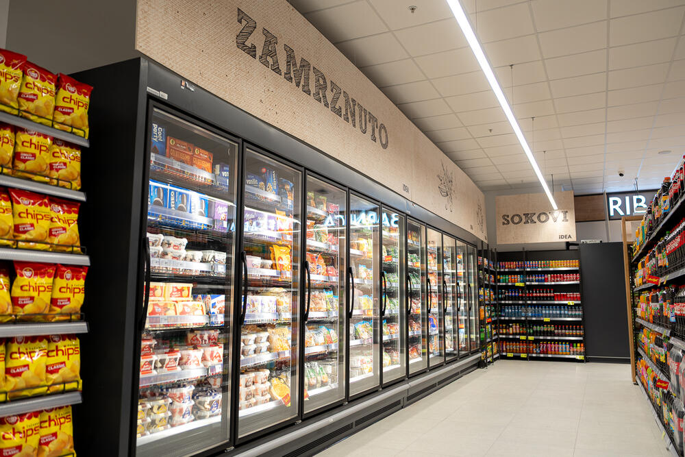 <p>Ako tražite prodavnicu u kojoj možete pronaći sve što vam treba, imamo sjajnu IDE(j)U! Na lokaciji Kava bb, u sklopu autobuske stanice, otvorena je renovirana IDEA sa prostranih 800 m² prodajnog prostora i asortimanom koji će zadovoljiti i najistančanije ukuse.</p>