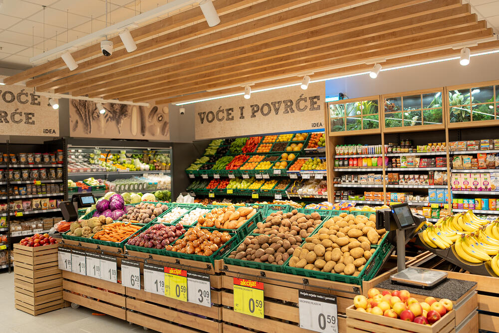 <p>Ako tražite prodavnicu u kojoj možete pronaći sve što vam treba, imamo sjajnu IDE(j)U! Na lokaciji Kava bb, u sklopu autobuske stanice, otvorena je renovirana IDEA sa prostranih 800 m² prodajnog prostora i asortimanom koji će zadovoljiti i najistančanije ukuse.</p>