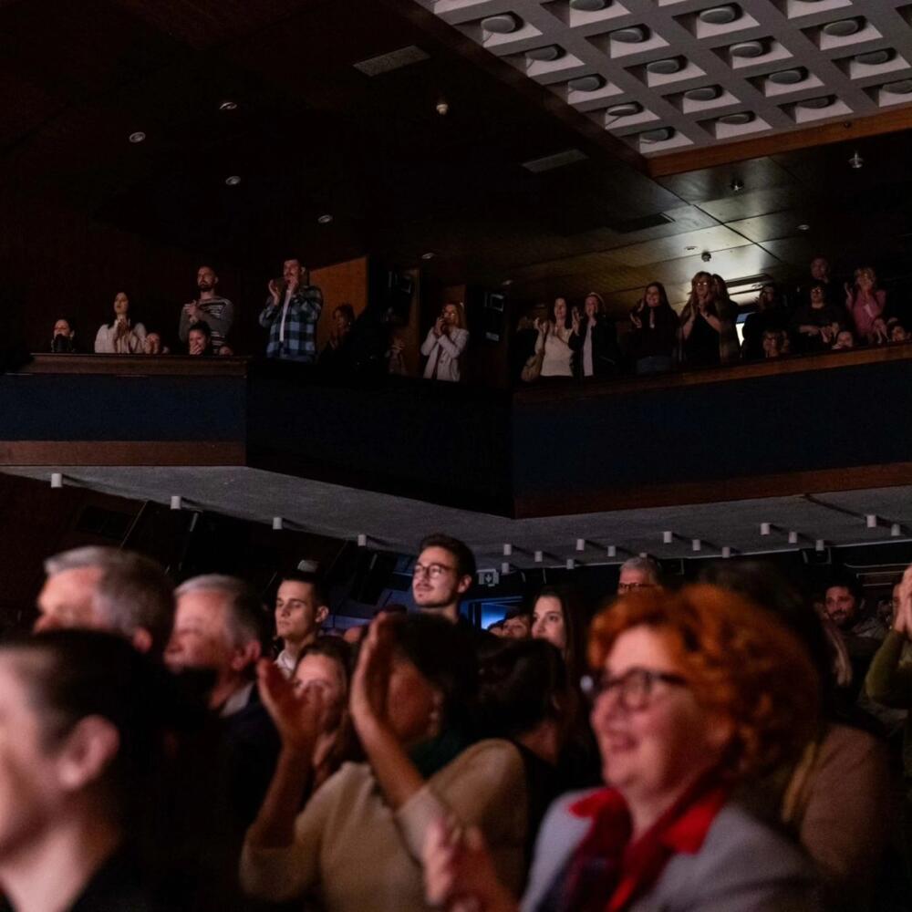 Publika stojećim ovacijama ispratila predstave