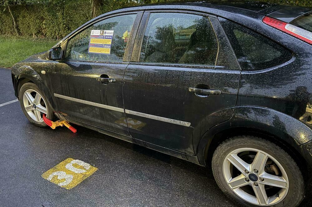 &ldquo;Kandža&rdquo; na jednom od automobila u gradu, Foto: Nikola Saveljić