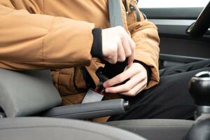 Zašto vožnja automobila u zimskoj jakni može da bude opasna?