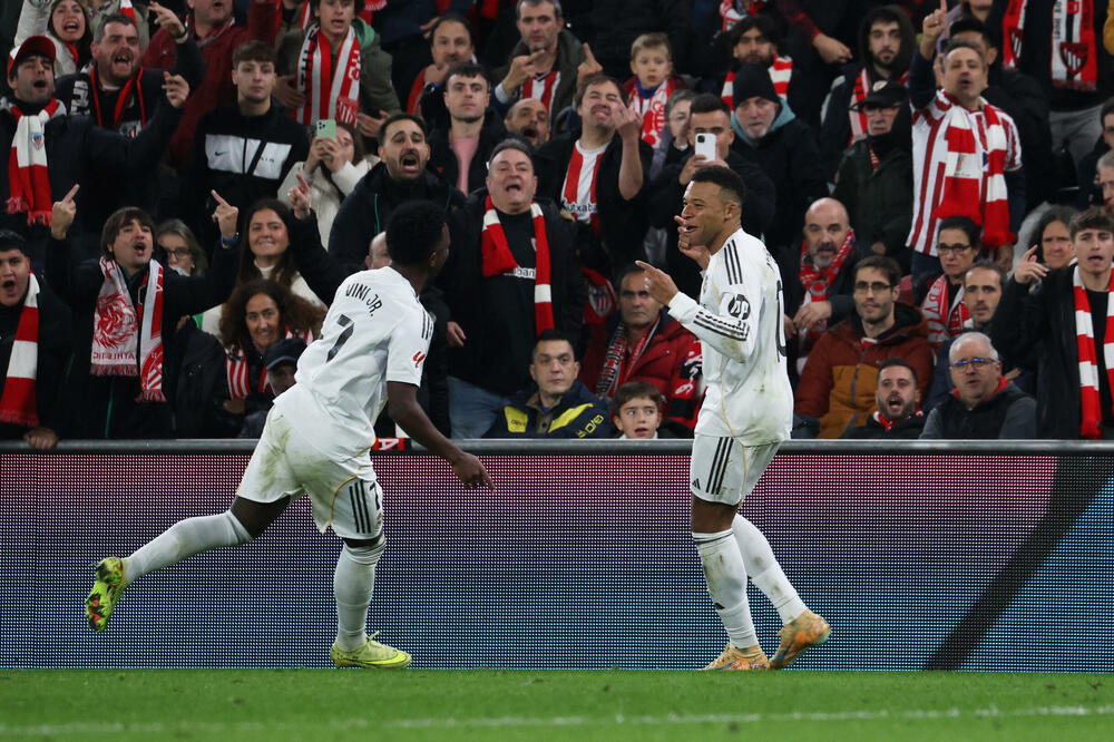 Vinisijus i Mbape proslavljaju gol, Foto: Reuters