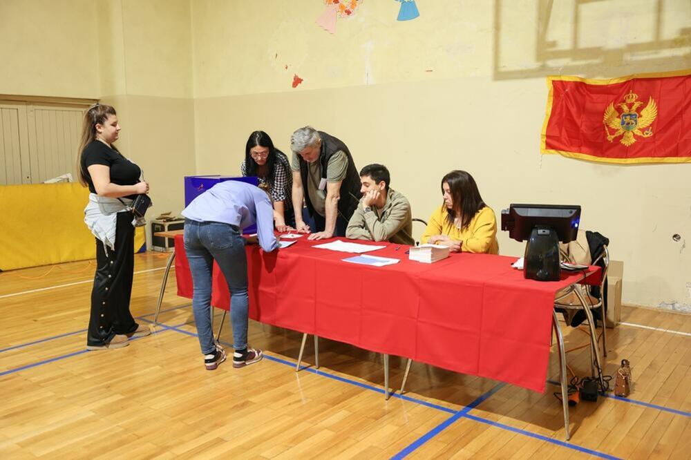 Kraj izbora nakon godinu i dva mjeseca: detalj s biračkog mjesta u Kotoru, Foto: Media biro