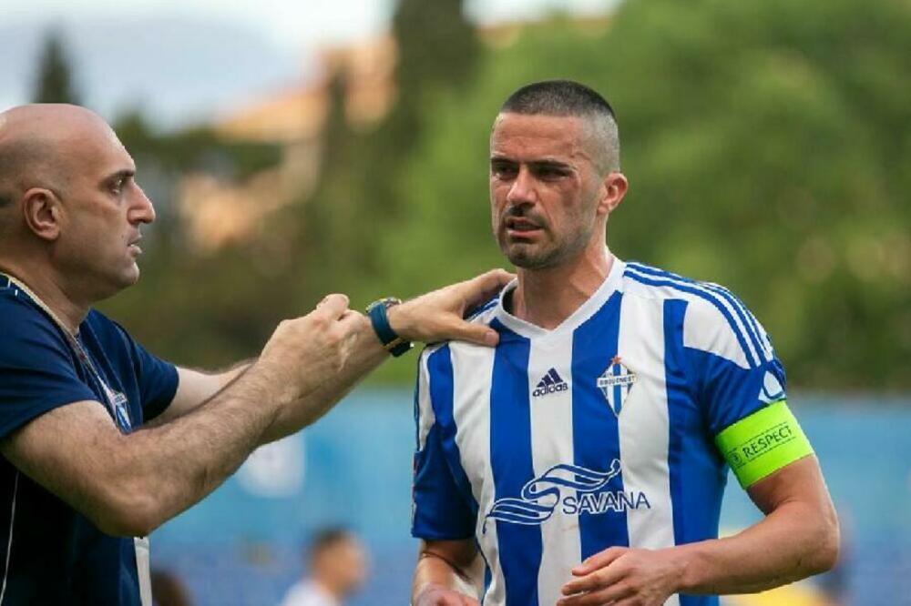 Dr Nermin Abdić ukazuje pomoć Vladanu Adžiću, nekadašnjem kapitenu Budućnosti, Foto: FK Budućnost