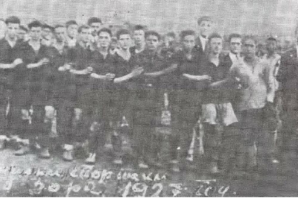 RŠK Zora iz 1927. godine: Bećir Abdomerović, kapiten tima, Luka Bulatović, Blažo Šutulović, Blažo Prelević, Đorđije Vučelić, Vaso Vukadinović, Branko Rajković, Arsen Marković, Tahir Čelebičić, Musaja Čelebičić. U drugom redu, članovi uprave: Niko Keljević, Foto: Monografija FKB