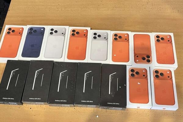 Na graničnim prelazima Božaj i Dračenovac oduzeti mobilni telefoni...