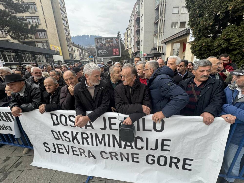 <p>Penzioneri se okupili uoči otvaranja Evropske kuće, poručili da žele evropske predstavnike obavijestiti o kršenju njihovih prava</p>