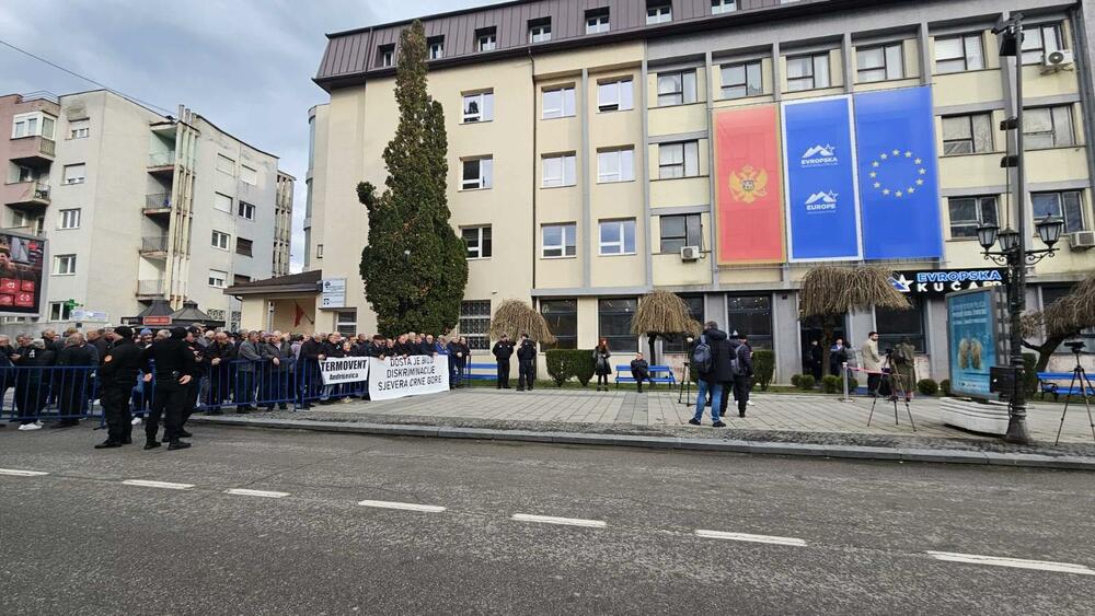 <p>Penzioneri se okupili uoči otvaranja Evropske kuće, poručili da žele evropske predstavnike obavijestiti o kršenju njihovih prava</p>