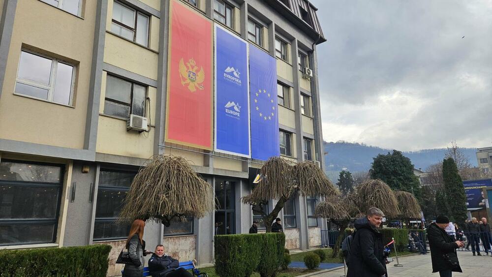 <p>Penzioneri se okupili uoči otvaranja Evropske kuće, poručili da žele evropske predstavnike obavijestiti o kršenju njihovih prava</p>