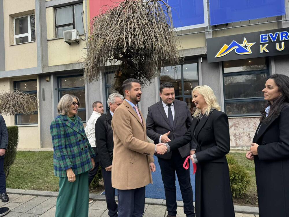 <p>"Poslije Podgorice i Bara, presrećan sam što otvaramo još jednu, možda najbitniju Evropsku kuću - ovdje u Bijelom Polju", kazao je ambasador EU</p>