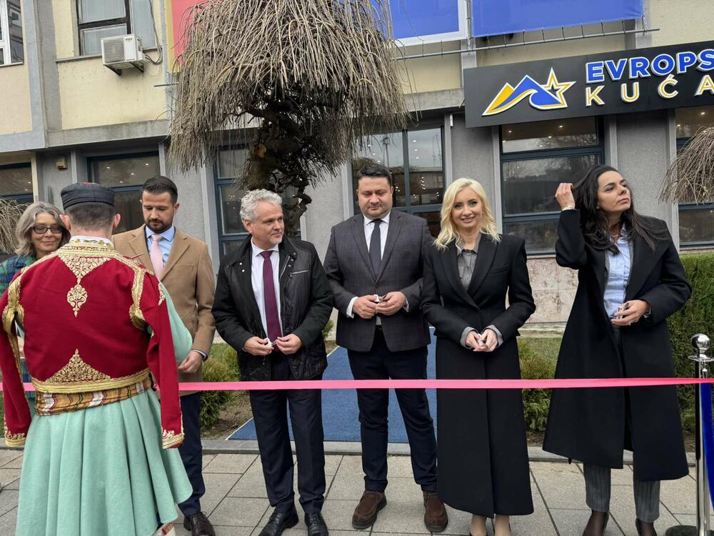 <p>"Poslije Podgorice i Bara, presrećan sam što otvaramo još jednu, možda najbitniju Evropsku kuću - ovdje u Bijelom Polju", kazao je ambasador EU</p>