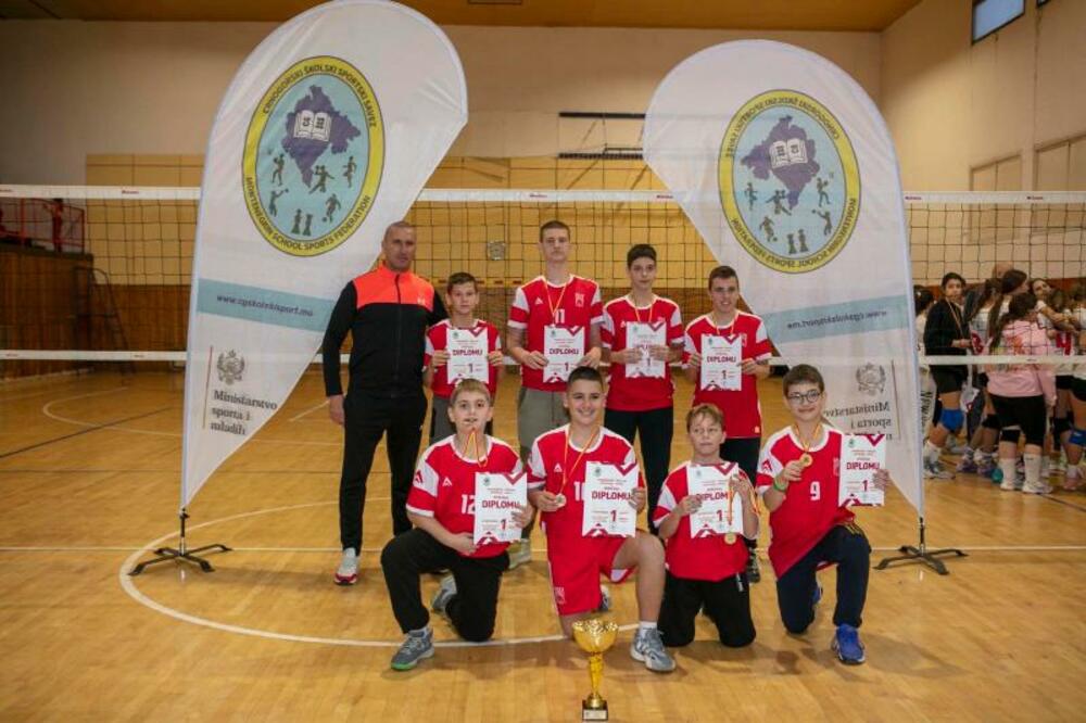 Odbojkaši OŠ Jugoslavije dominantno do pehara, Foto: Crnogorski školski sportski savez