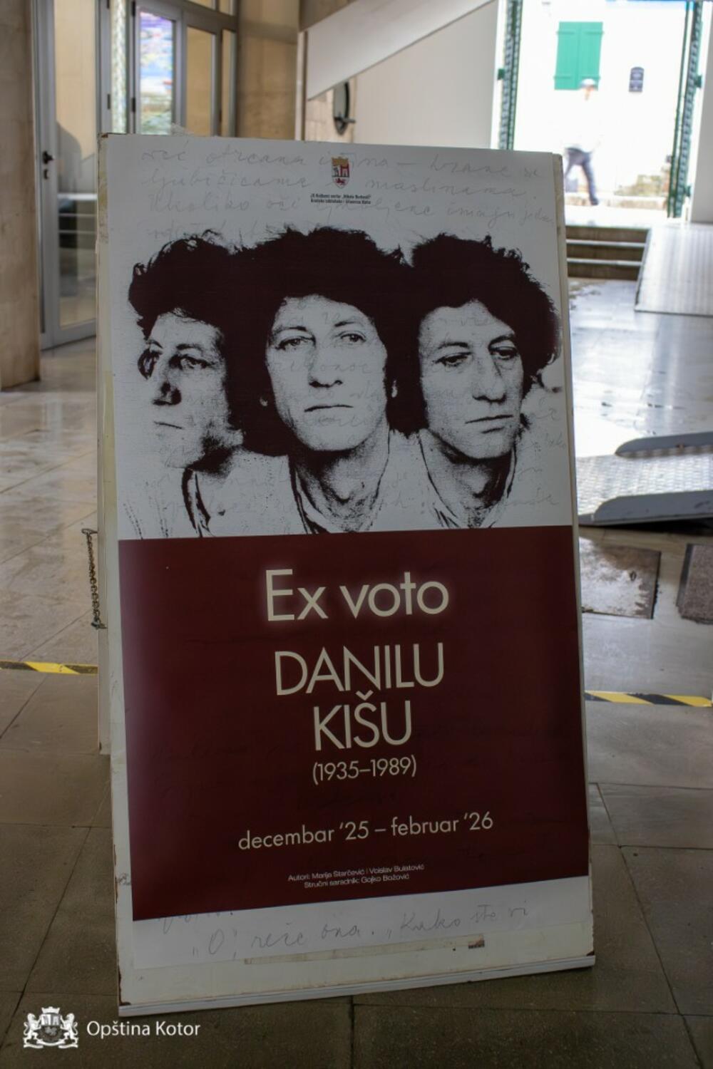 <p>U Kotorskoj Staklenoj galeriji otvorena izložba koja kroz fragmente života otkriva laboratoriju stvaralačkog uma autora nezaboravnih pripovijesti - “EX VOTO” otkriva intimne tragove života i djela pisca koji je grad nazvao najljepšim mjestom na svijetu</p>