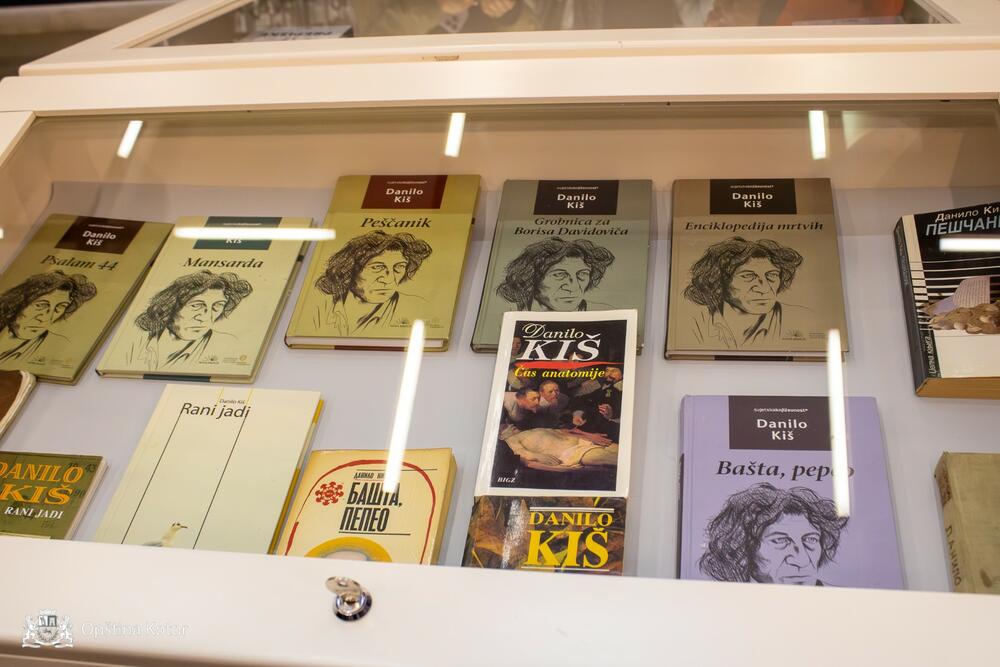 <p>U Kotorskoj Staklenoj galeriji otvorena izložba koja kroz fragmente života otkriva laboratoriju stvaralačkog uma autora nezaboravnih pripovijesti - “EX VOTO” otkriva intimne tragove života i djela pisca koji je grad nazvao najljepšim mjestom na svijetu</p>