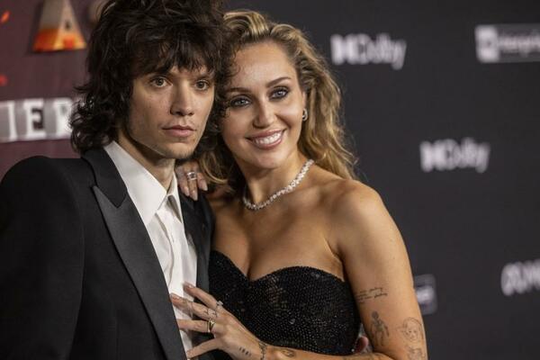 Majli Sajrus se vjerila sa muzičarem Maksom Morandom